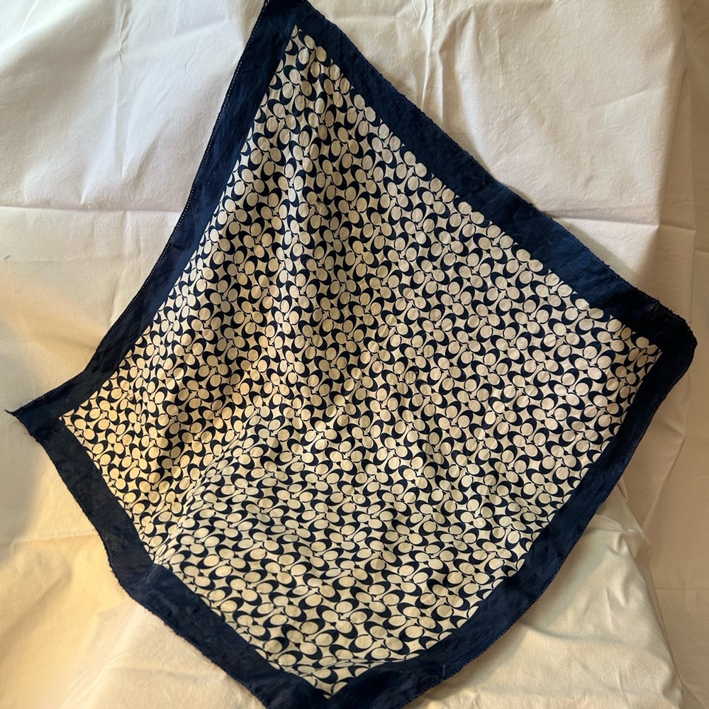 Silky scarf with “Coach like” emblem.